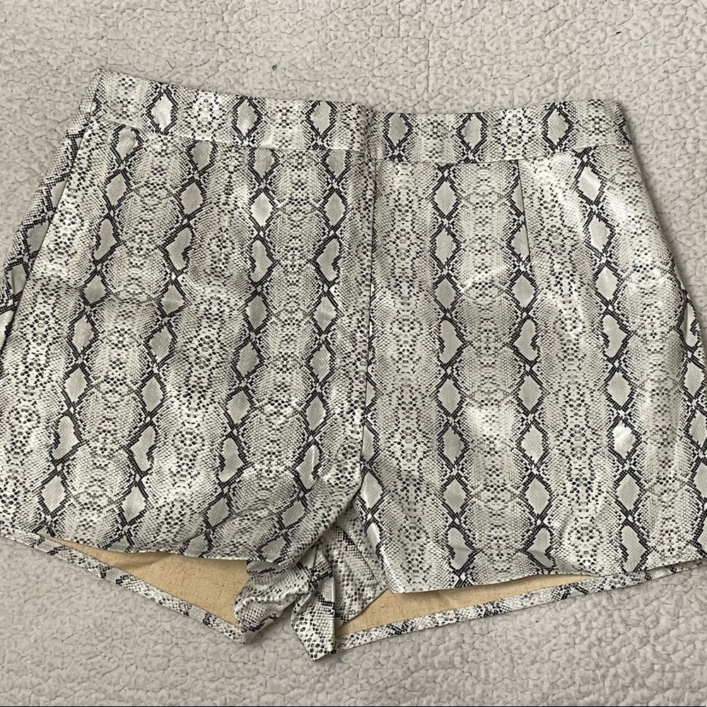 NWT Ladies Shorts - Picture 7 of 9